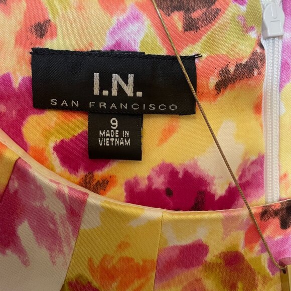 Size 9 Jr sheath dress by I.N. San Francisco. Like New. Bright Colors. Belt Opt. - Picture 8 of 10